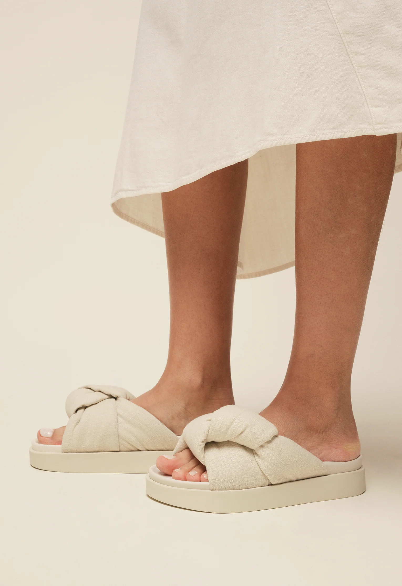 Oversized Linen Knot - Image 14